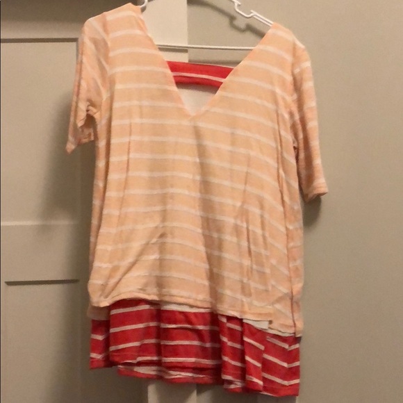 Cute top with fun detail on back - Picture 2 of 2